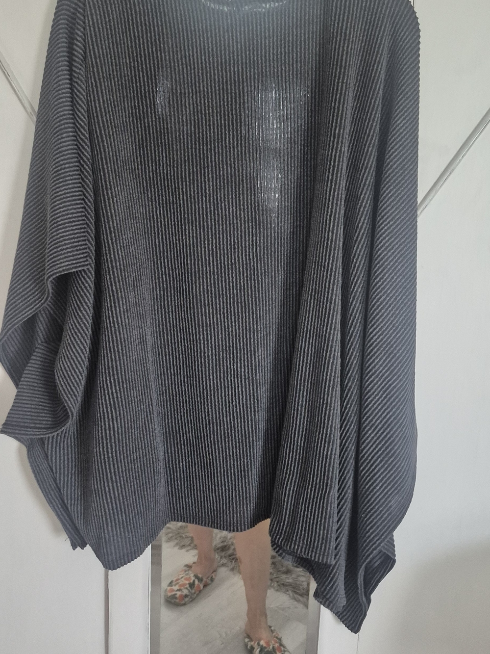 Three Bird Nest Black Pleated Open-Front Cape - Picture 2 of 3